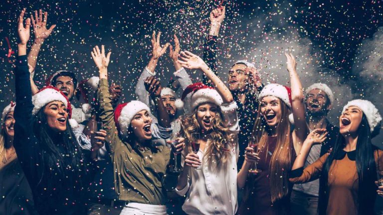 Ce să NU porți anul acesta la petreceri. 7 ținute care nu mai sunt în tendințe