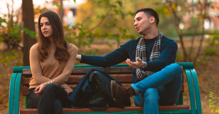 Cum nu trebuie să fie bărbatul de care te îndrăgostești. Dacă face aceste lucruri, mai bine fugi la timp