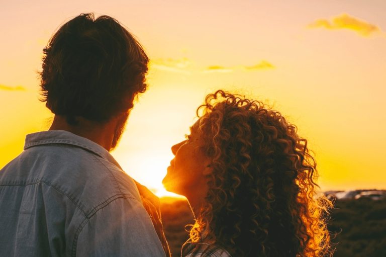 De ce sunt singură azi? Pentru că am crezut aceste minciuni despre bărbați!