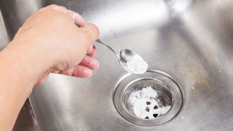 Ai încercat să desfunzi o țeavă cu bicarbonat de sodiu și oțet și nu a mers? Iată ce trebuie să știi