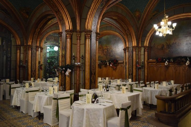 Carul cu Bere este locația preferată de străinii care vin în Centrul Vechi. Povestea fabuloasă a acestui restaurant