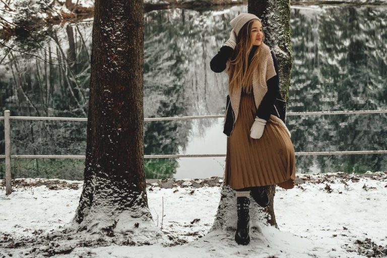 Încălțămintea și accesoriile care îți pot completa look-ul iarna aceasta. Un cadou deosebit sau o apariție de gală?