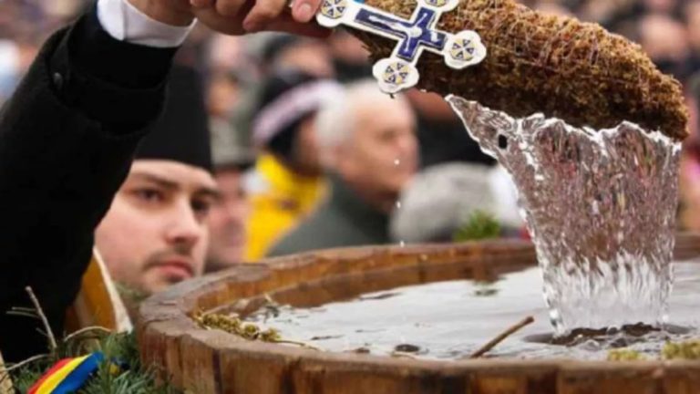 Ce se face cu apa sfințită de la Bobotează, de-a lungul anului. Aghiasma Mare ne sfințește casele