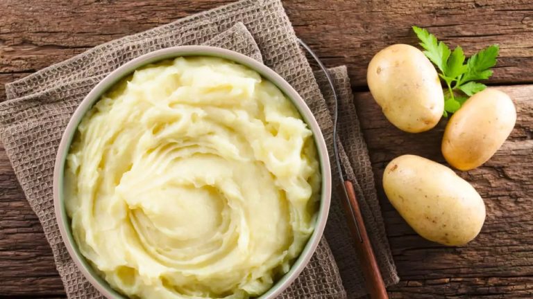 Ce se pune în piureul de cartofi pentru a ieși moale și gustos. Trucul marilor bucătari