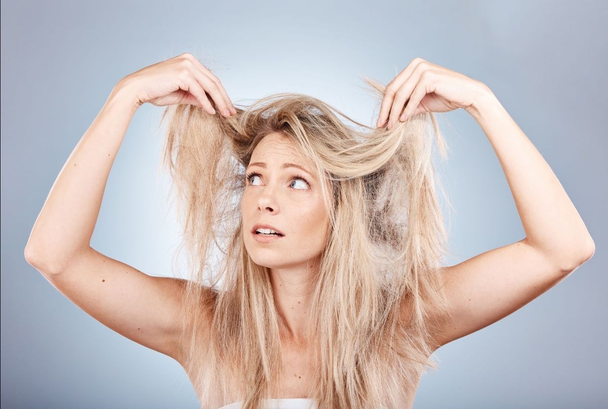 Ce trebuie să faci ca să nu ți se mai electrizeze părul