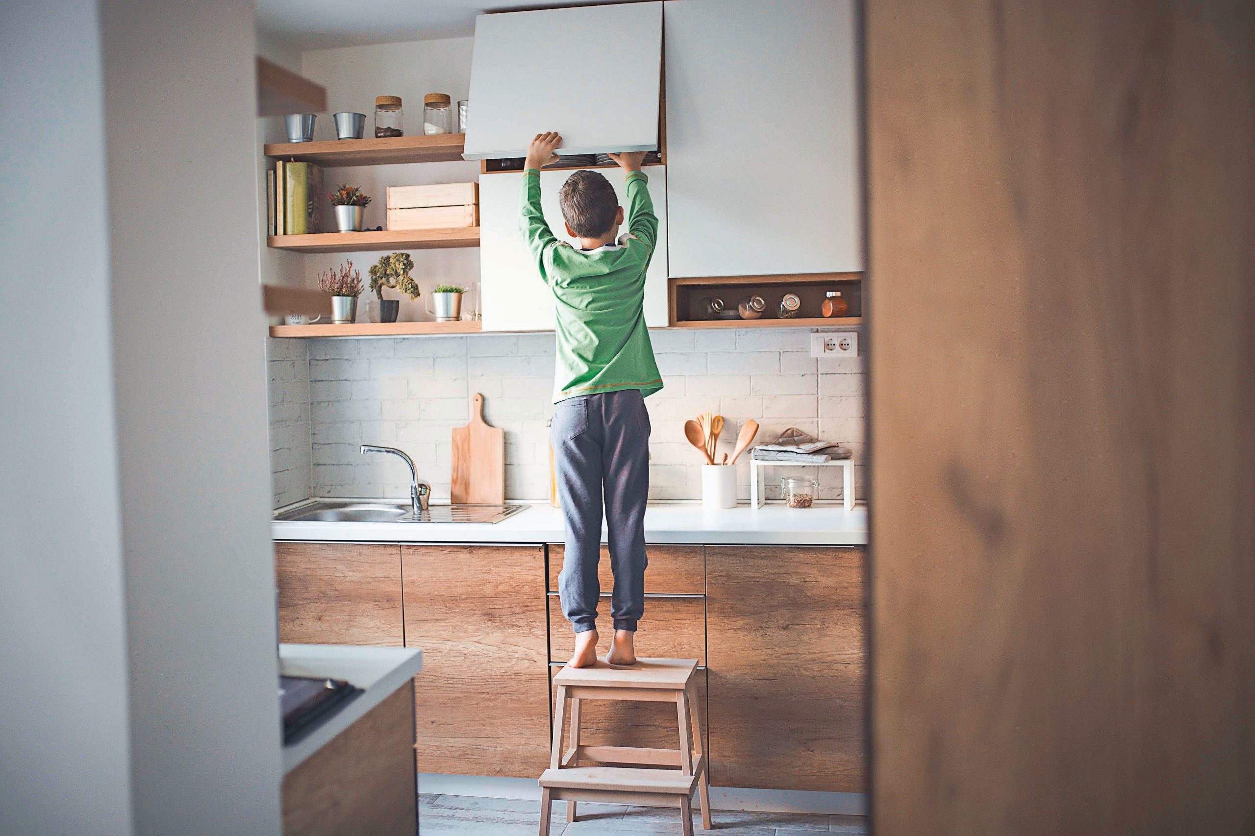 De la ce vârstă este sigur să-ți lași copilul singur peste noapte