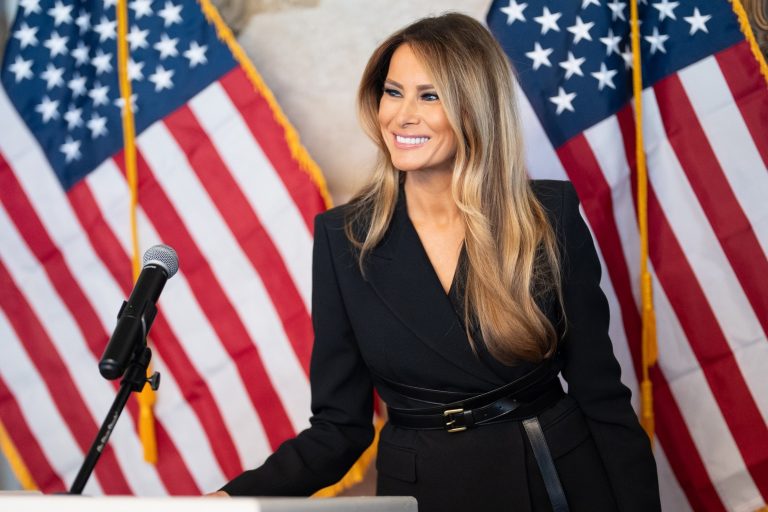 Cum arăta Melania Trump în tinerețe. Prima Doamnă a Americii este de nerecunoscut, dar cu același stil impunător