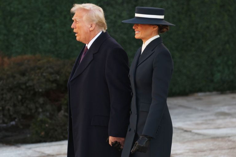 Un designer român celebru desființează ținuta Melaniei Trump din ziua Învestirii. Ce a pățit apoi