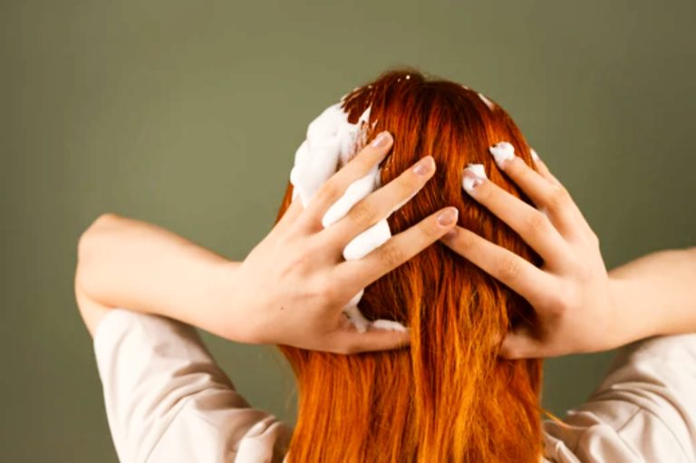 De câte ori e corect să te dai cu șampon pe păr la o spălare? Iată procedura care nu dăunează scalpului