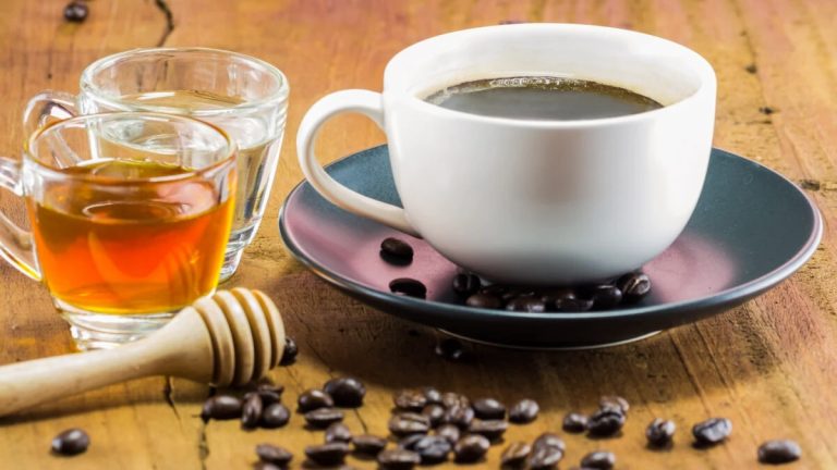 De ce este bine să ne punem miere în cafea, în loc de zahăr. Mituri și explicații de la specialiști