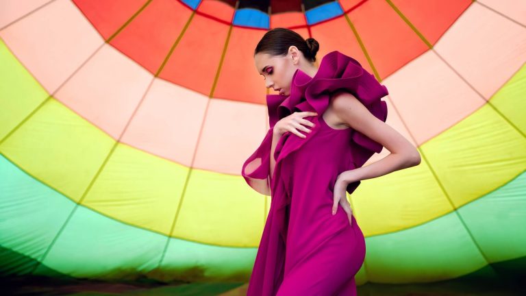 Nu se mai poartă roșul vișiniu. Cu ce culoare a fost înlocuit, în 2025