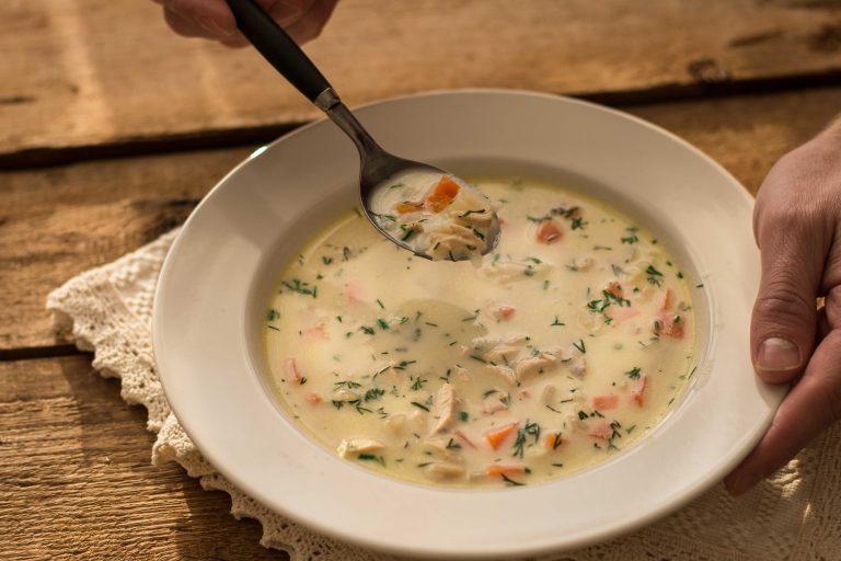 Rețeta originală de ciorbă de pui a la grec. Gust autentic și povestea din spatele preparatului