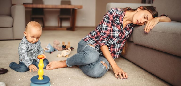 Sindromul mamei epuizate: semne, cauze și soluții pentru a recăpăta echilibrul