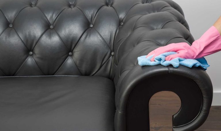 Cum să cureți canapeaua rapid și eficient cu un singur ingredient natural