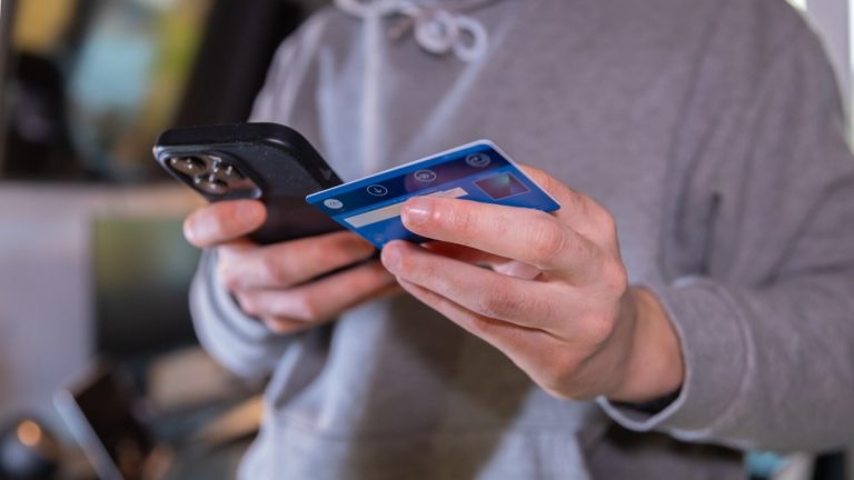 Escrocheriile online fac tot mai multe victime. Poliția avertizează asupra pericolelor din mediul digital