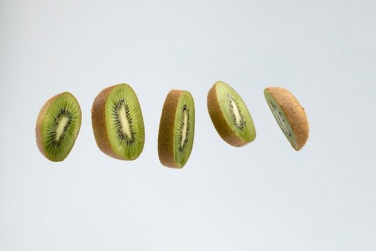 Fructul care îmbunătățește somnul și starea de bine. Tu știai ce beneficii are fructul kiwi?