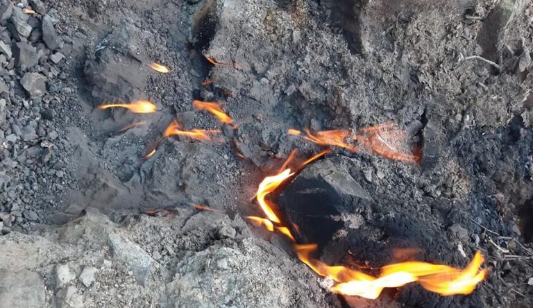 Locuri din România unde pământul arde. Fenomene geologice care fascinează
