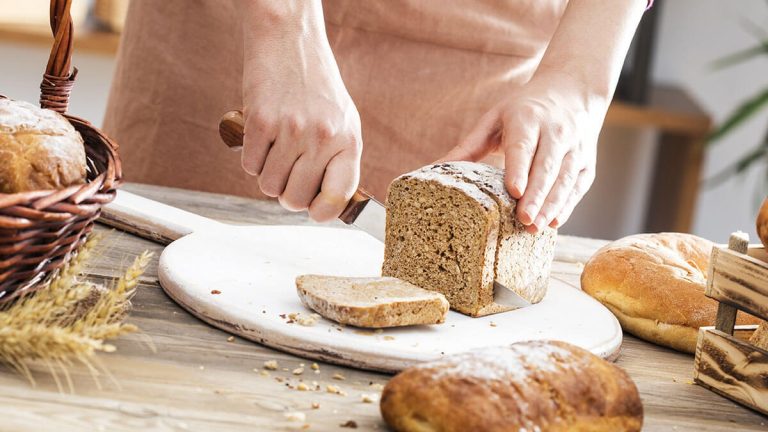 Pâinea, la fel de nocivă ca zahărul? Ce spun experții despre acest aliment de bază