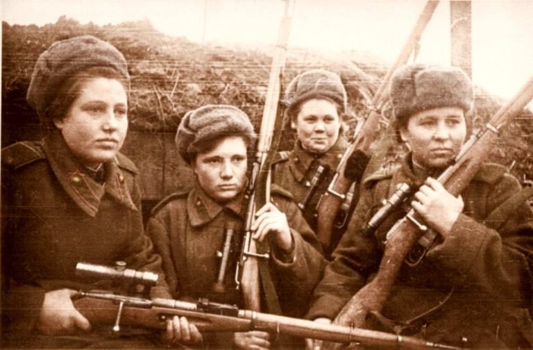 ”Războiul nu are chip de femeie”, cartea de Nobel a Svetlanei Aleksievici, care ne arată cât de greu de dus e viața pe front