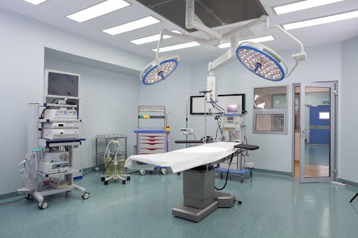 Bebeluș „salvat de două ori” în sala de operație, în timp ce mama se lupta pentru viață