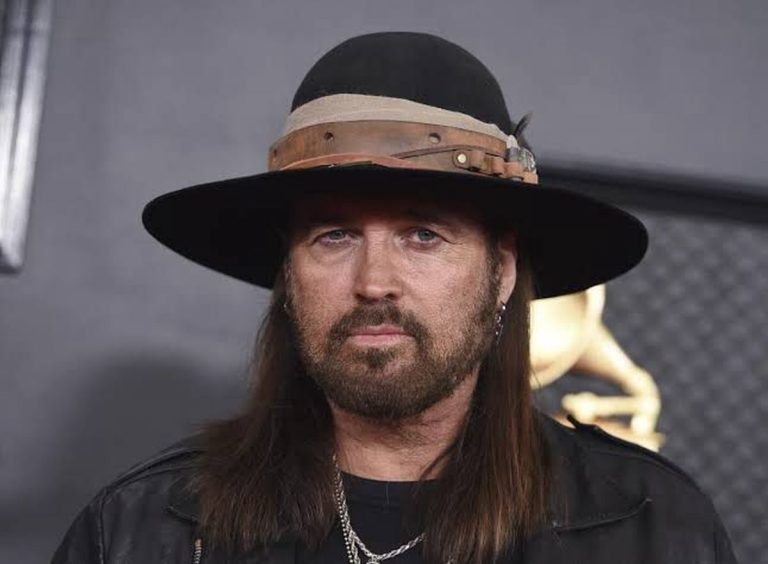 Billy Ray Cyrus rupe tăcerea despre relația cu Elizabeth Hurley: „M-am simțit ca și cum aș fi atins fundul prăpastiei”