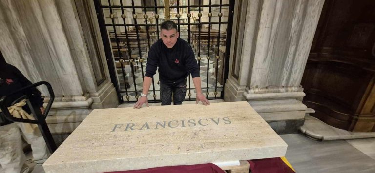 Român implicat în lucrările la mormântul Papei Francisc: „Am muncit zi și noapte fără oprire”