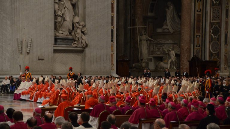 Conclavul romano-catolic explicat: cine participă și cum este ales succesorul Papei Francisc