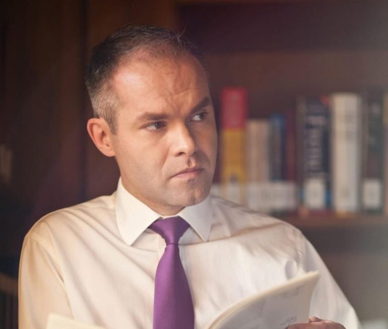 Cum a cunoscut-o Daniel Funeriu pe soția sa, franțuzoaica Sandra, cu care are doi copii. Fostul ministru al Educației, poveste de viață emoționantă