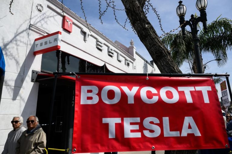 Cum au evoluat protestele împotriva Tesla într-un fenomen global