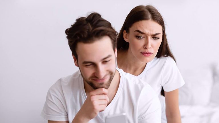 Cum recunoști gelozia într-o relație? 6 indicii care arată că persoana iubită e invidioasă pe tine
