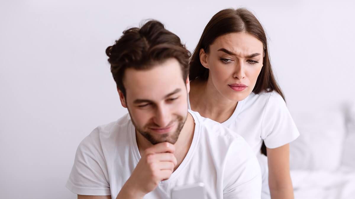 Cum recunoști gelozia într-o relație?