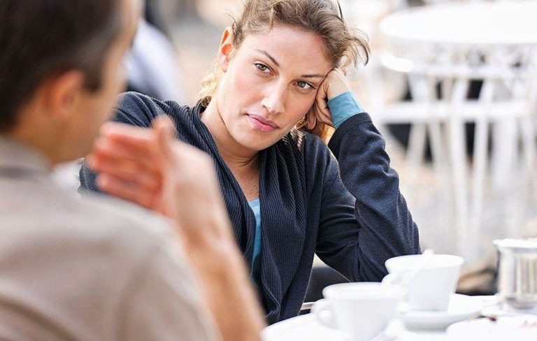 Frazele subtile prin care femeile refuză un bărbat fără să-l rănească, explicate de un expert în dating