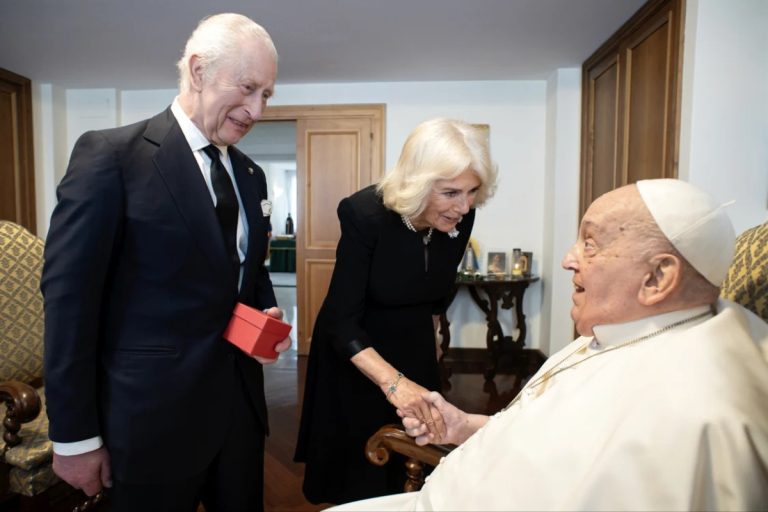 Întâlnire istorică la Vatican, în 2025. Regele Charles și Regina Camilla, față în față cu Papa Francisc