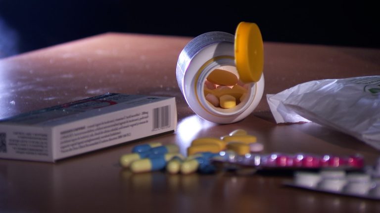 Medicamente simple, doar cu rețetă. Ce lege pregătesc parlamentarii și cum vor fi afectați românii