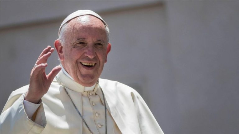 Papa Francisc, altfel decât l-ai cunoscut: bodyguard, scriitor sub acoperire și prieten al oamenilor străzii