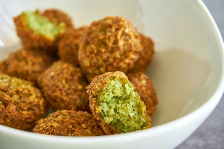 Sendviș cu falafel pentru zilele de post. Rapid, sățios și plin de savoare