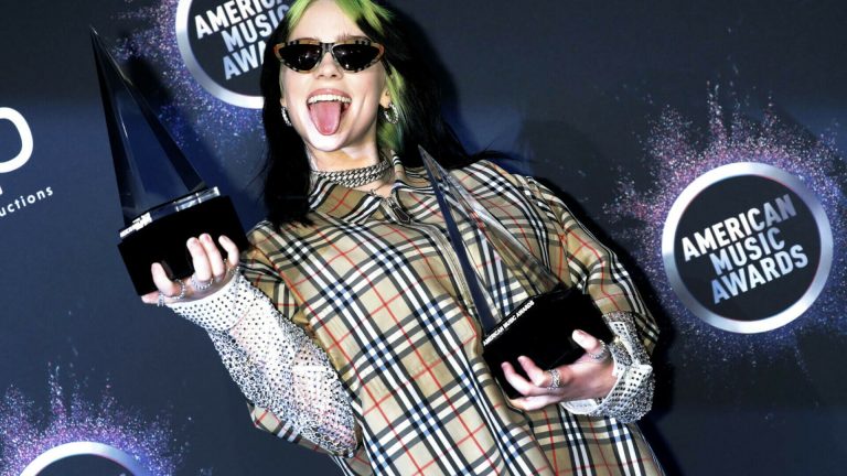 Billie Eilish face istorie la American Music Awards 2025. Toate premiile i-au revenit ei