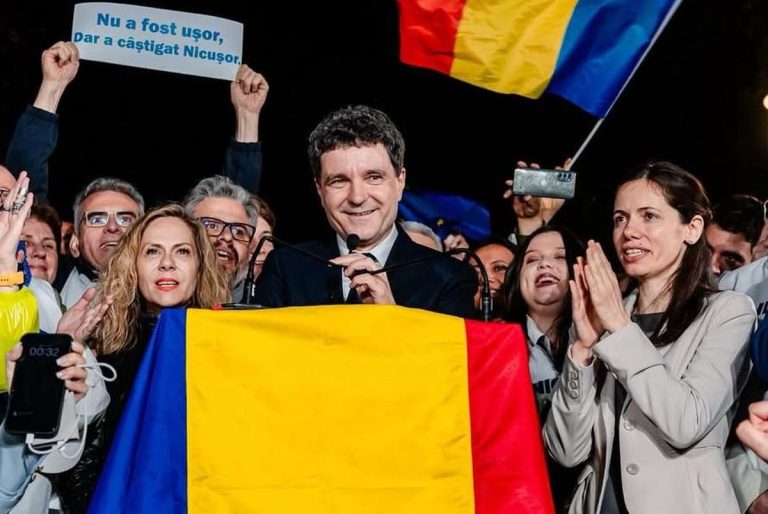 Ce au observat telespectatorii PRO TV pe telefonul lui Nicușor Dan, în timpul interviului cu Andreea Esca