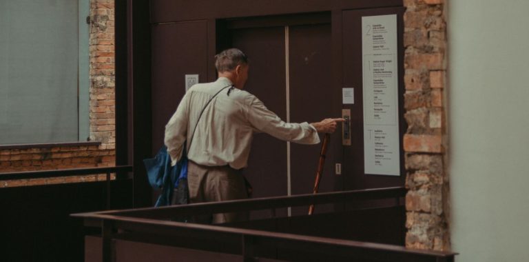 Ce nu ai voie să faci în liftul blocului. Este interzis să cari așa ceva cu ascensorul