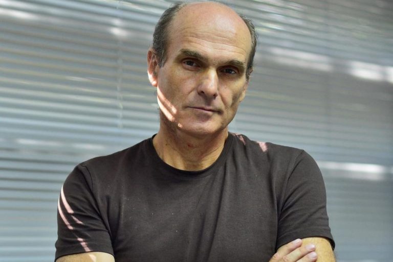 Cristian Tudor Popescu face apel la alegători: „Îi rog, dacă e nevoie în genunchi…”