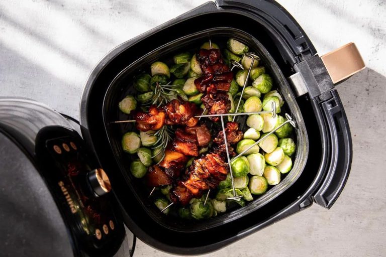 Cum cureți rapid friteuza cu aer cald? Trucul care funcționează în doar 3 minute