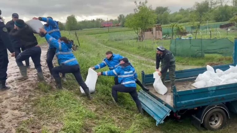 Inundații de cod roșu în Transilvania. Gospodării devastate în Covasna, Harghita și Brașov