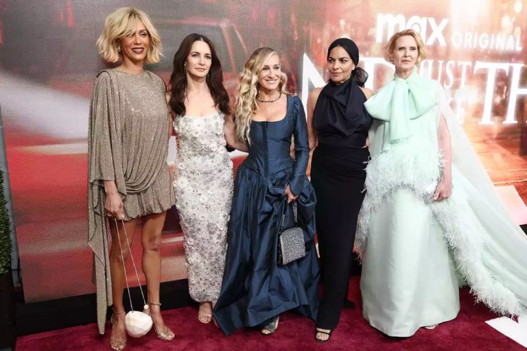 Sarah Jessica Parker strălucește într-o rochie corset semnată Vivienne Westwood la lansarea sezonului 3 „And Just Like That…”