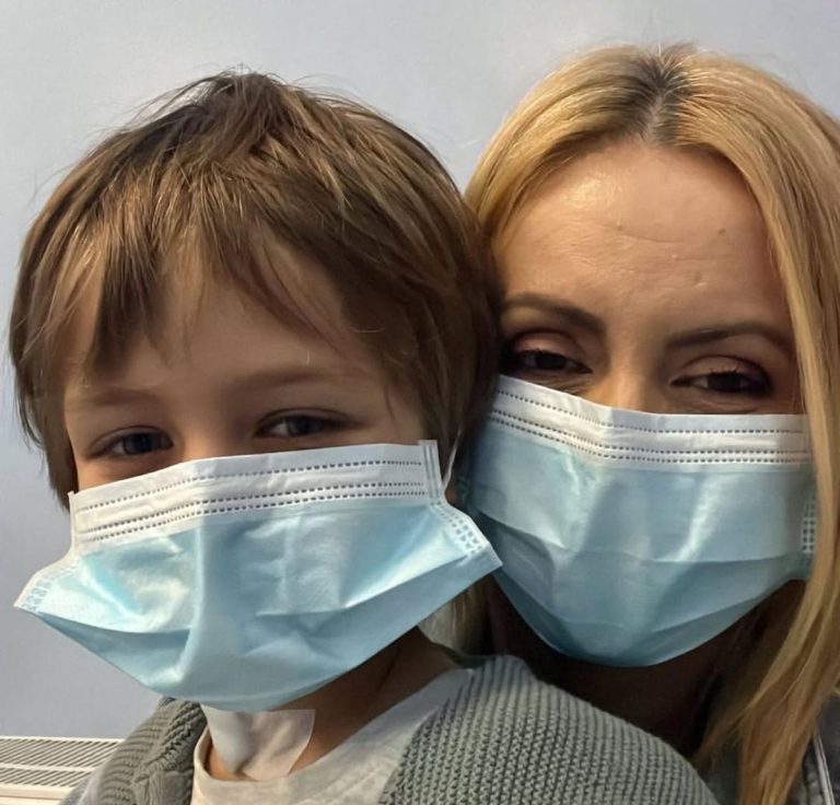 Băiețelul Simonei Gherghe, înțepat de o căpușă. Vedeta a ajuns cu el la spital