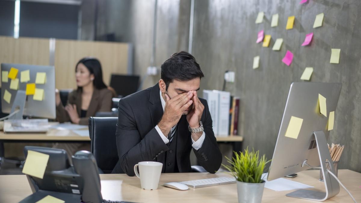 Tot mai mulți români refuză munca în weekend