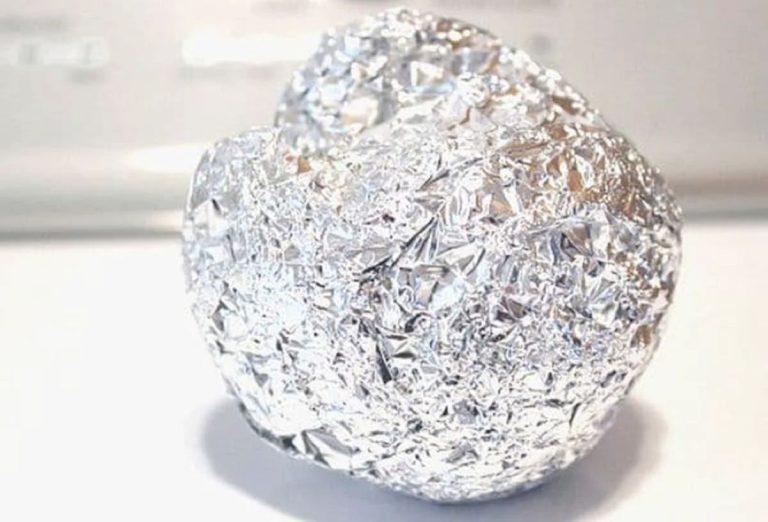 Trucul simplu cu aluminiu care ține insectele departe. Metoda este tot mai folosită în casele românilor