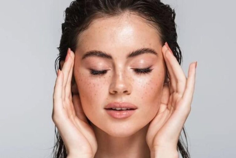 Trucul viral de pe TikTok pentru ochii umflați: remediul se află în casa ta