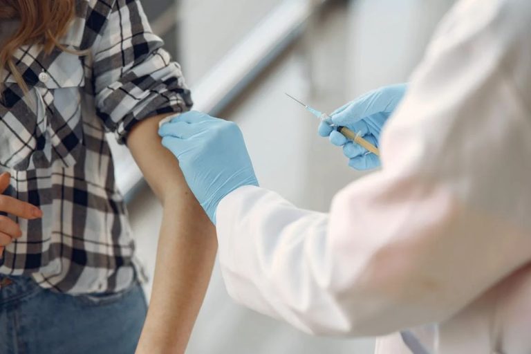 Vaccinarea anti-HPV devine gratuită până la 26 de ani. România face un pas important în prevenirea cancerului