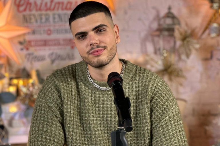 Andrei Bănuță, despre viața lui personală: “Sunt în vorbe destul de serioase cu cineva!” Care este cel mai neobișnuit mesaj primit de la o fană: “Erau roz!” VIDEO EXCLUSIV