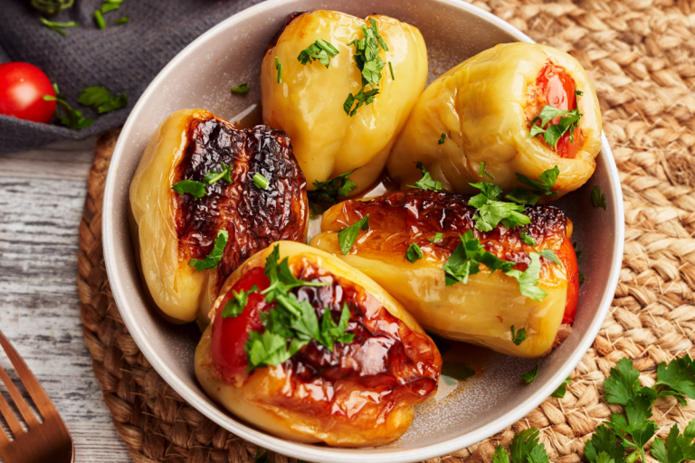 Ardei umpluți cu influențe mexicane. O rețetă cum sigur nu ai mai încercat cu carne de curcan, porumb și fasole roșie